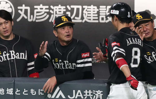 日本ハム対ソフトバンク　1回表、生還した明石を出迎える工藤監督（撮影・黒川智章）