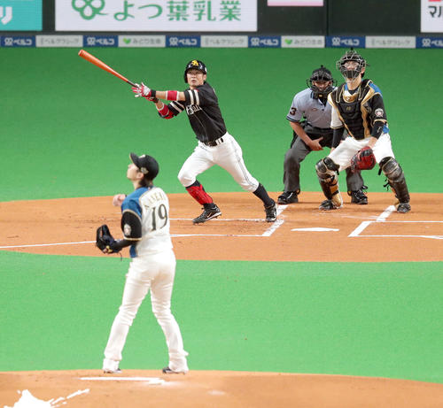 日本ハム対ソフトバンク　1回表ソフトバンク無死一塁、明石は先制となる適時二塁打を放つ。投手は日本ハム金子（撮影・佐藤翔太）