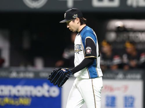 日本ハム対ソフトバンク　1回表、先制点を許し肩を落とす金子（撮影・黒川智章）