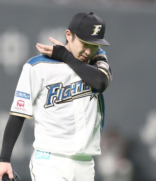 日本ハム対ソフトバンク　1回表、4失点し汗を拭きながらベンチに戻る金子（撮影・黒川智章）