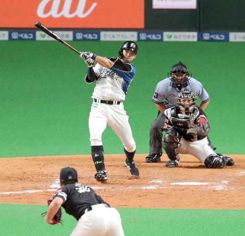 日本ハム対ソフトバンク　9回裏日本ハム2死一塁、谷口は右越え2点本塁打を放つ（撮影・佐藤翔太）