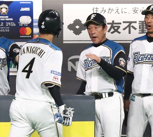 日本ハム対ソフトバンク　9回裏日本ハム2死一塁、2点本塁打を放った谷口を出迎える栗山監督（撮影・黒川智章）