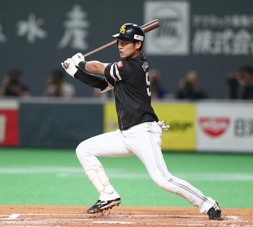 日本ハム対ソフトバンク　1回表ソフトバンク1死二、三塁、中前2点適時打を放つ上林（撮影・黒川智章）
