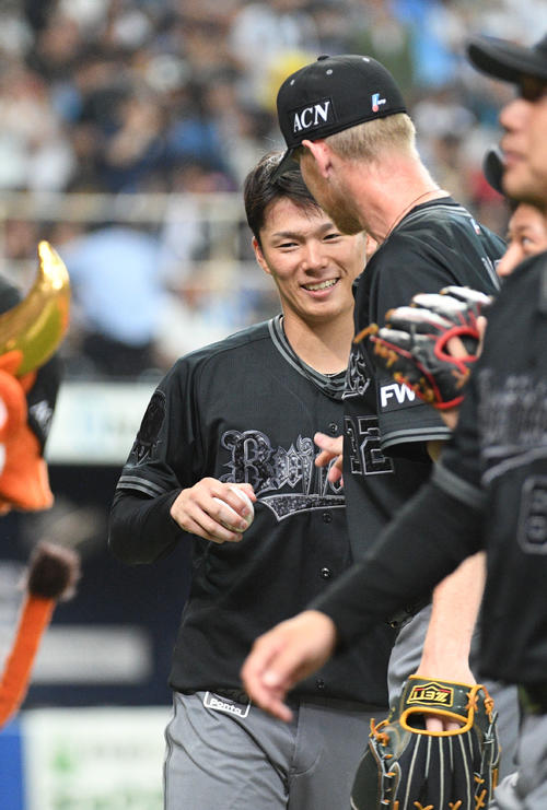 オリックス対西武　ディクソン（右）からウイニングボールを受け取る山本（撮影・渦原淳）
