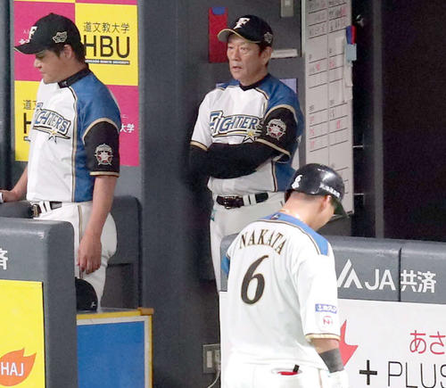 日本ハム対ソフトバンク　7回裏日本ハム無死、遊ゴロに終わりベンチに戻る中田。左奥は険しい表情の栗山監督（撮影・佐藤翔太）