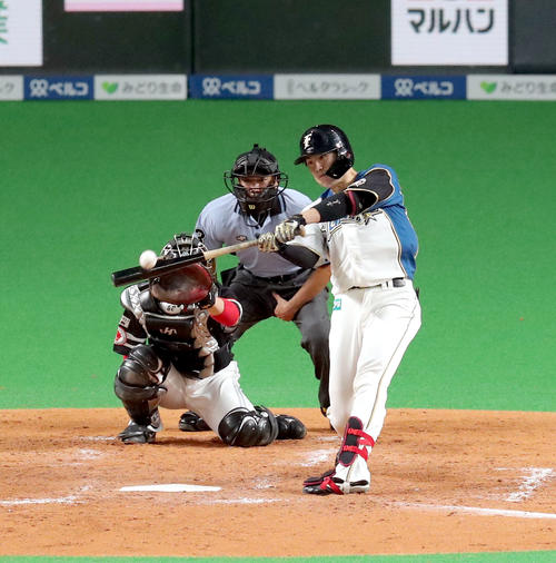 日本ハム対ソフトバンク　5回裏日本ハム2死、清水は左越えソロ本塁打を放つ（撮影・佐藤翔太）