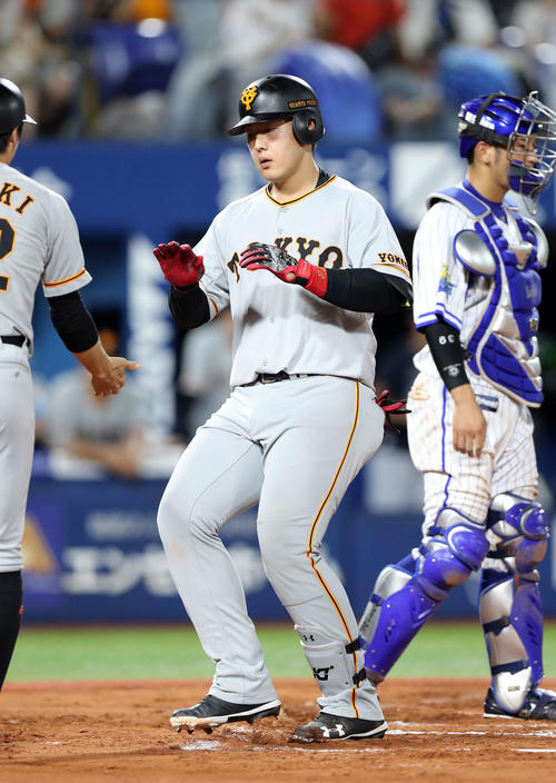 DeNA対巨人　6回表巨人2死一、二塁、岡本は左越え本塁打を放つ（撮影・鈴木正人）