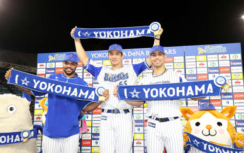 DeNA対巨人　試合に勝利し笑顔を見せる、左からDeNAエスコバー、国吉、ソト（撮影・鈴木正人）