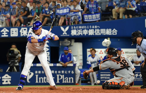 DeNA対巨人　8回裏DeNA1死三塁、後逸する岸田（右）。打者筒香（撮影・横山健太）