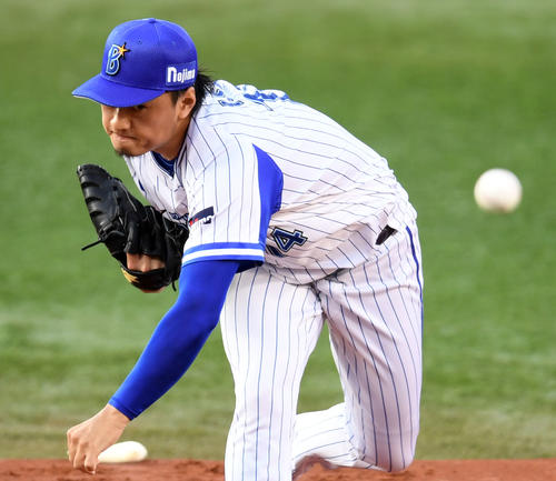 DeNA対巨人　力投するDeNA先発の石田（撮影・横山健太）