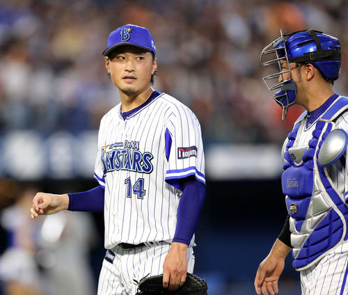 DeNA対巨人　3回表巨人の攻撃を抑え嶺井（右）と話ながらベンチに引き揚げるDeNA石田（撮影・鈴木正人）