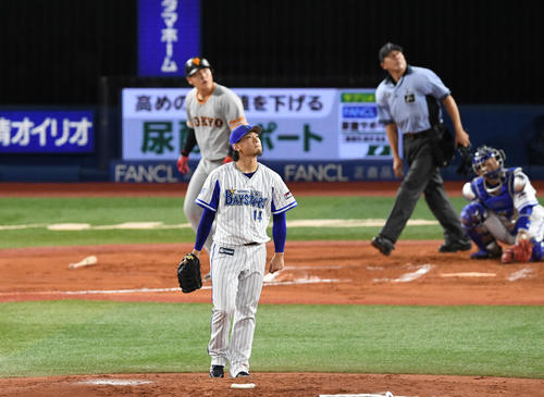 DeNA対巨人　6回表巨人2死一、二塁、石田は岡本に左越え3点本塁打を許す（撮影・山崎安昭）