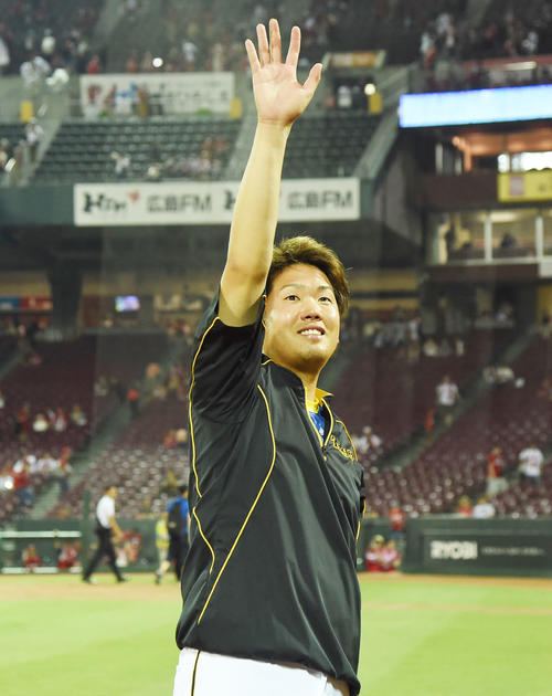 阪神対広島　ヒーローインタビューを終えファンの声援に応える西（撮影・奥田泰也）