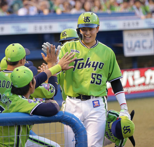ヤクルト対中日　2回裏ヤクルト無死一塁、2点本塁打を放ちベンチの出迎えに笑顔を見せる村上（撮影・中島郁夫）