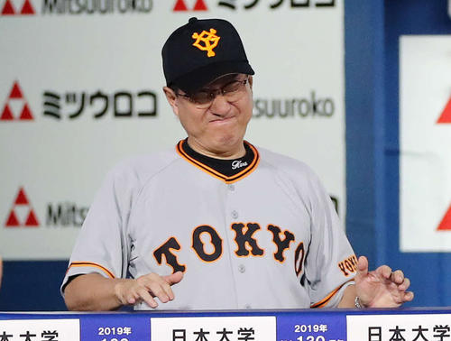 DeNA対巨人　7回表巨人無死、ゲレーロの三振に渋い顔をする原監督（撮影・鈴木正人）