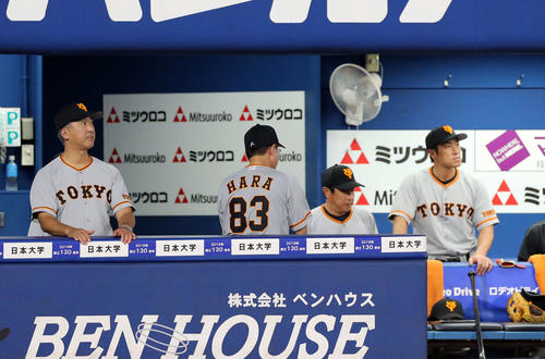 DeNA対巨人　試合に敗れ引き揚げる巨人原監督（中央）（撮影・鈴木正人）