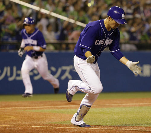 ヤクルト対中日　7回表中日2死満塁、2点適時打を放ち喜ぶ阿部。左は大島（撮影・中島郁夫）