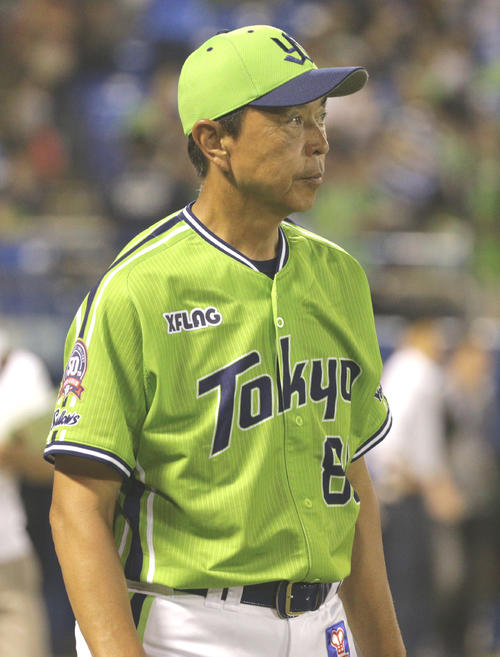 ヤクルト対中日　クラブハウスへ戻るヤクルト小川監督（撮影・中島郁夫）