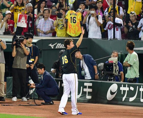 広島対阪神　今季5勝目をあげファンに手を振る西勇輝（撮影・清水貴仁）