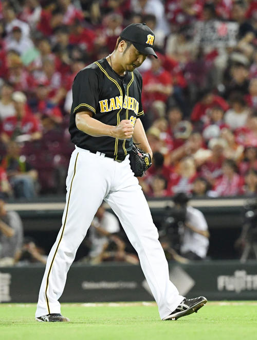 阪神対広島　広島に勝利しガッツポーズをする藤川（撮影・奥田泰也）
