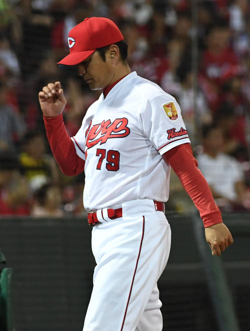 広島対阪神　8回表、投手交代を告げる緒方監督（撮影・今浪浩三）