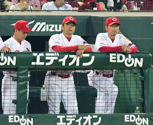 広島対阪神　6回、厳しい顔をみせる緒方監督（撮影・清水貴仁）