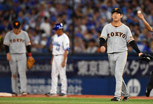 DeNA対巨人　3回裏DeNA1死一、二塁、若林の暴投で失点し肩を落とす桜井（右）（撮影・横山健太）