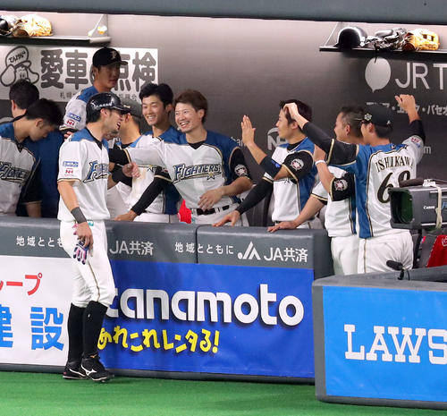 日本ハム対ソフトバンク　5回裏日本ハム2死三塁、近藤の中前適時打で生還した大田を笑顔で出迎える西川（中央）（撮影・佐藤翔太）