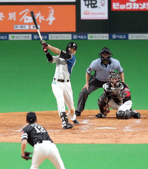 日本ハム対ソフトバンク　5回裏日本ハム1死一、三塁、西川は逆転となる適時二塁打を放つ（撮影・佐藤翔太）