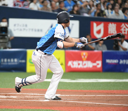 オリックス対西武　7回表西武無死一塁、秋山は適時三塁打を放つ（撮影・渦原淳）