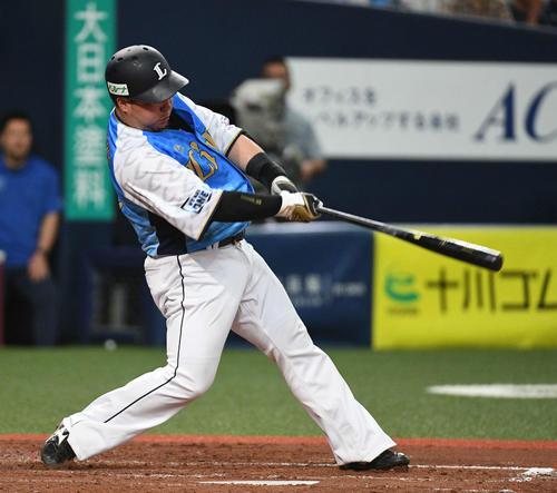 オリックス対西武　3回表西武1死二塁、山川穗高は同点2点本塁打を放つ（撮影・渦原淳）