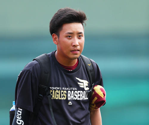 楽天対ロッテ　試合前練習を終え引き揚げる楽天藤平（撮影・足立雅史）
