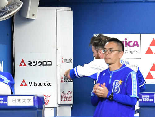 3日の巨人戦の8回表、降板後に冷蔵庫を殴るDeNAパットン（撮影・横山健太）