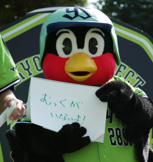 ヤクルト対中日　ガチャピンの相棒ムックが来ていないと突っ込むつば九郎（撮影・中島郁夫）