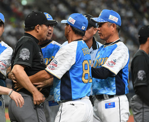 2回表西武無死、岡田への死球をめぐり両軍もめる騒ぎ。左端は西村監督、右端は辻監督（撮影・渦原淳）