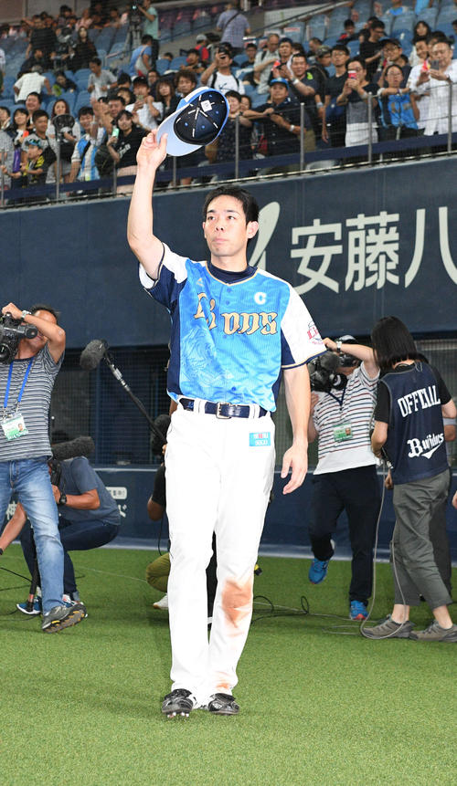 オリックス対西武　ヒーローインタビュー後、ファンの声援にこたえる秋山（撮影・渦原淳）