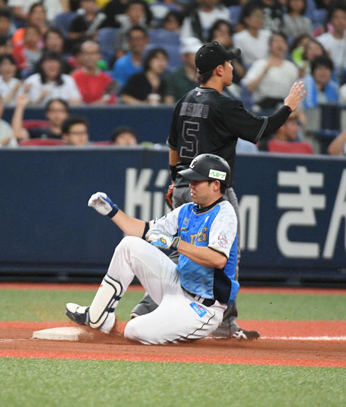 オリックス対西武　7回表西武無死一塁、秋山は適時三塁打を放ち三塁に滑り込む（撮影・渦原淳）