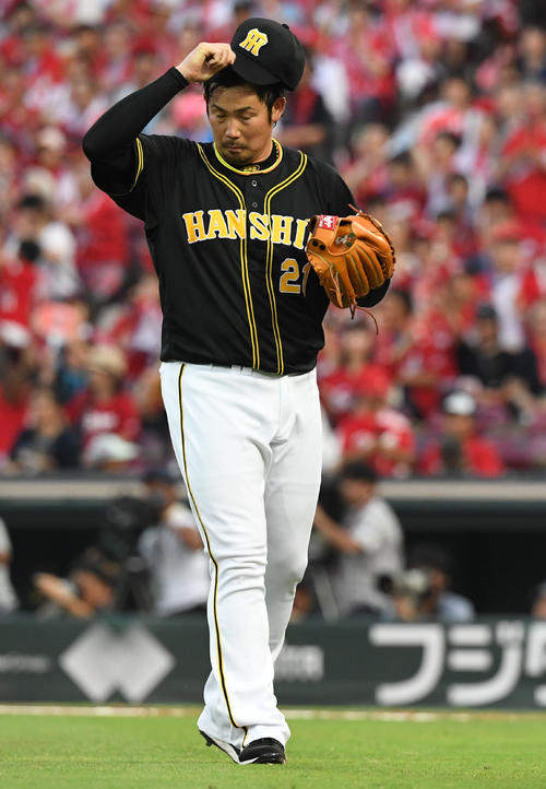 2回裏広島2死一、三塁、鈴木誠也に左前適時安打を打たれた岩田稔は渋い表情を見せる（撮影・奥田泰也）
