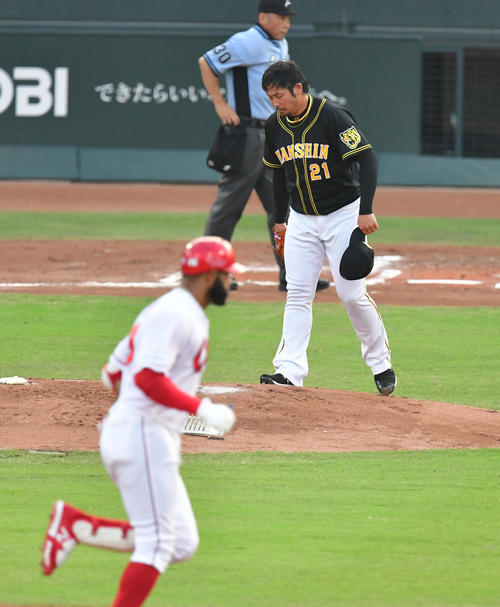 1回裏広島1死一、二塁、アレハンドロ・メヒアに左越え3点本塁打を浴びる岩田稔（撮影・清水貴仁）