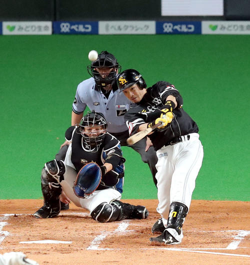 日本ハム対ソフトバンク　2回表ソフトバンク2死、松田宣は先制となる中越えソロ本塁打を放つ（撮影・佐藤翔太）