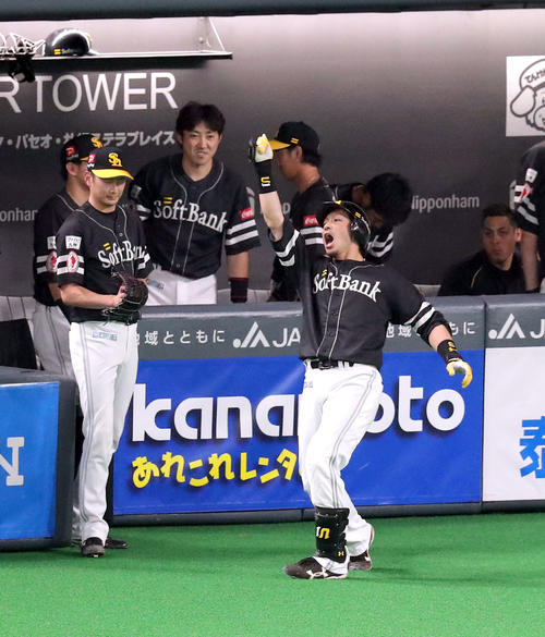日本ハム対ソフトバンク　2回表ソフトバンク2死、先制となる中越えソロ本塁打を放ち熱男ポーズをする松田宣（撮影・佐藤翔太）