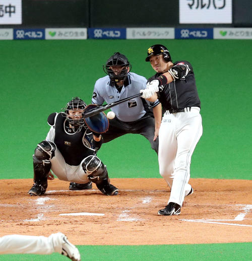日本ハム対ソフトバンク　4回表ソフトバンク1死、内川は左前打を放つ（撮影・佐藤翔太）