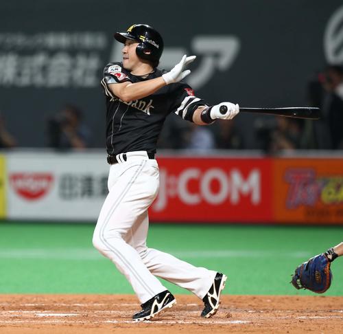 日本ハム対ソフトバンク　4回表ソフトバンク1死、左前打を放つ内川（撮影・黒川智章）