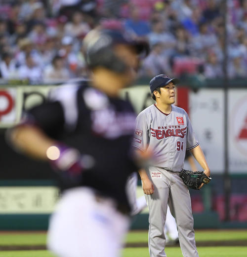 楽天対ロッテ　5回表ロッテ2死一、二塁、角中（手前）に右越え3点本塁打を浴びる石橋（撮影・足立雅史）