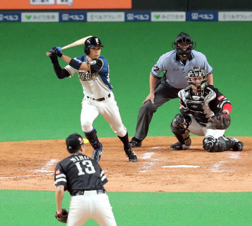 日本ハム対ソフトバンク　5回裏日本ハム1死二塁、中島は左前打を放つ（撮影・佐藤翔太）