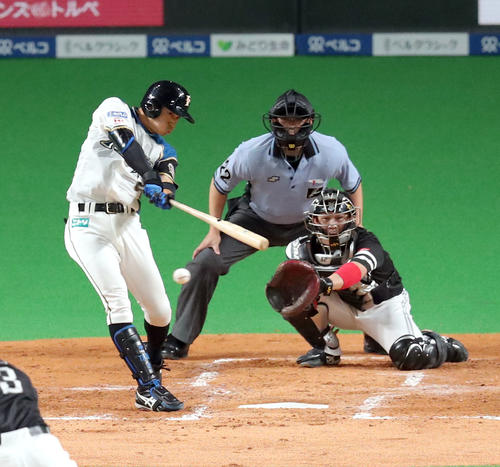 日本ハム対ソフトバンク　3回裏日本ハム1死、中島は右前打を放つ（撮影・佐藤翔太）