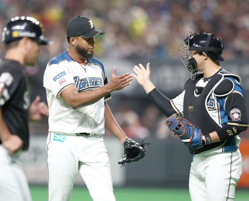 日本ハム対ソフトバンク　2回から登板のロドリゲス（左）は6回を投げ終え宇佐見とタッチする（撮影・黒川智章）
