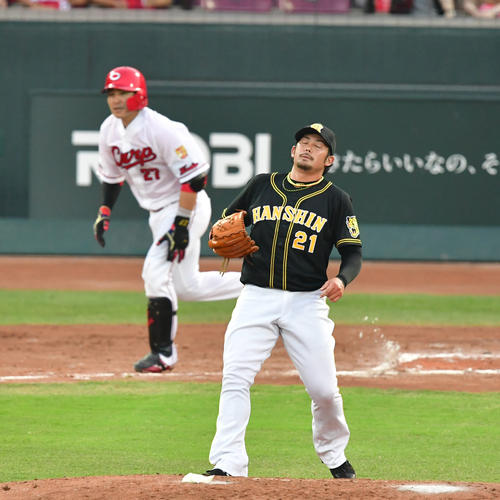 広島対阪神　2回裏広島2死一、二塁、会沢翼に中前適時打を打たれる岩田稔（撮影・清水貴仁）