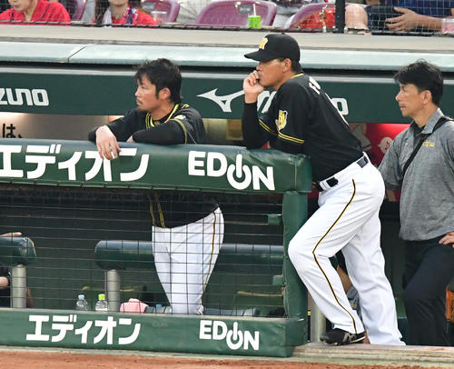 広島対阪神　3回の打順で代打を送られ降板となる岩田稔（左）（撮影・清水貴仁）