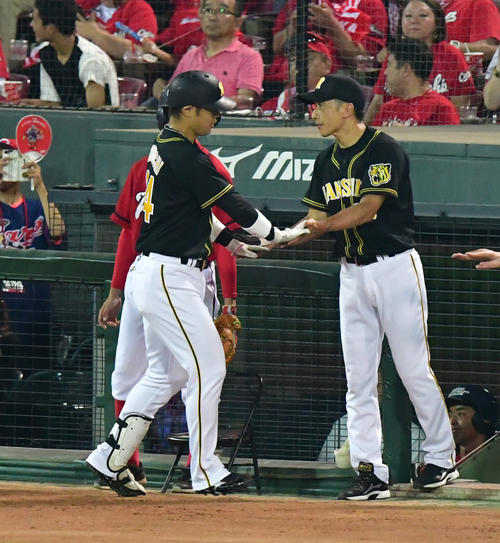 5回表阪神2死一塁、右越え2点本塁打を放ち矢野耀大監督（右）とタッチを交わす原口文仁（撮影・清水貴仁）